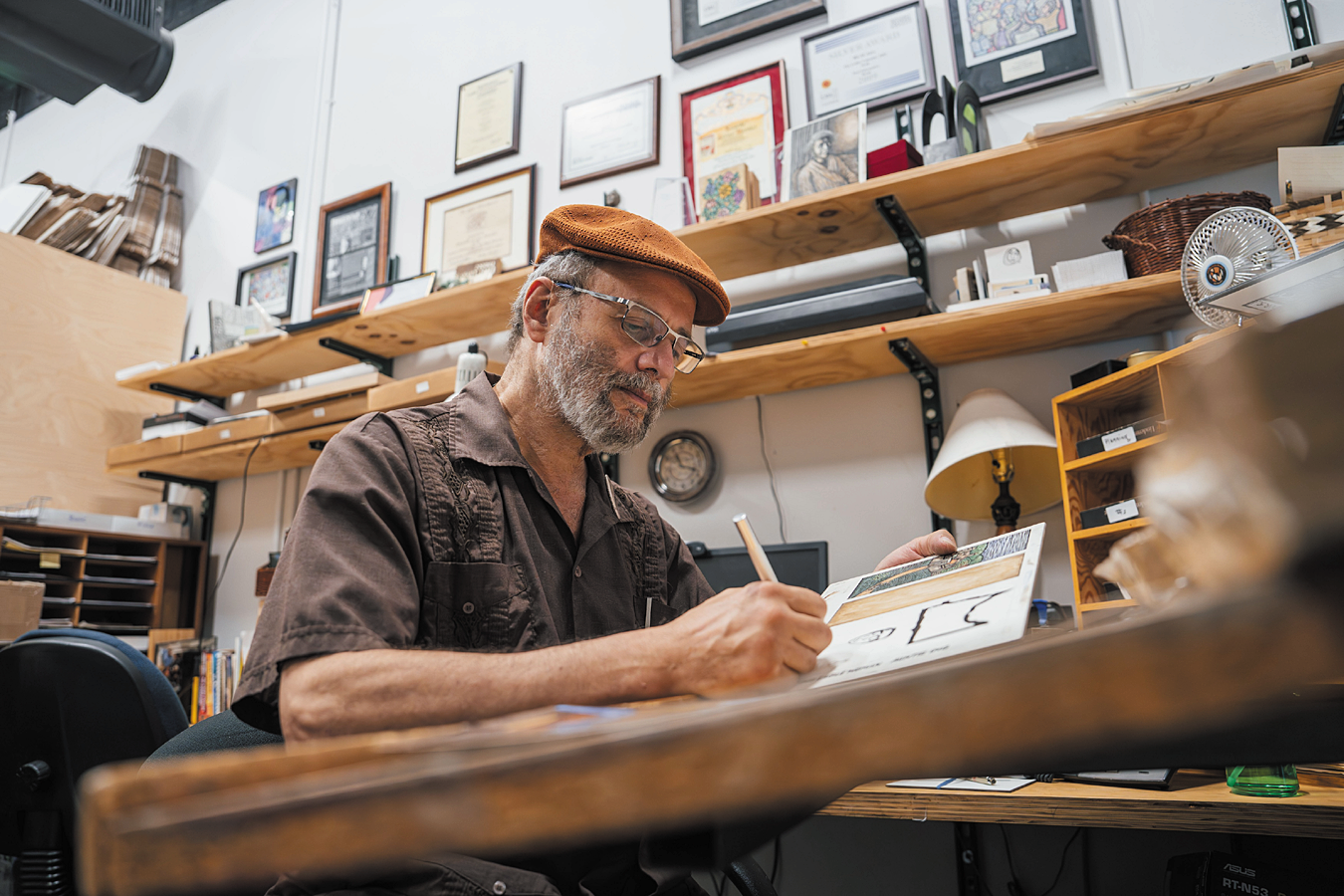 Ricardo Levins Morales recibe premio al artista distinguido
