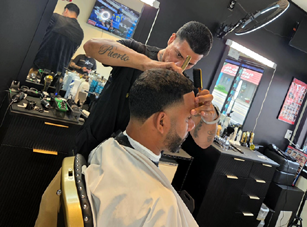 El dúo de padre e hijo se apodera de la barbería desde hace mucho tiempo